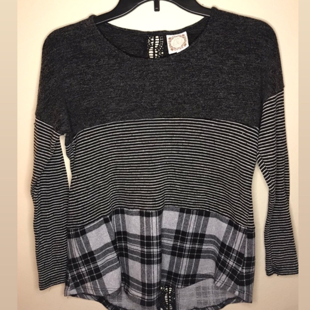 Black white and gray shirt ‼️ Size small ‼️